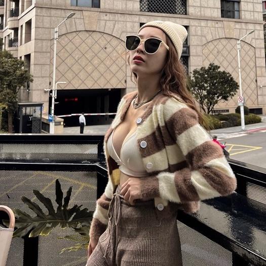 【DOE.FF】條紋撞色鈕扣短外套(現貨)短版毛衣 水貂毛 針織外套 毛衣女 短版上衣 女裝 歐美 辣妹 針織衫 上衣女-細節圖2