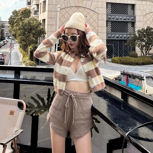 【DOE.FF】條紋撞色鈕扣短外套(現貨)短版毛衣 水貂毛 針織外套 毛衣女 短版上衣 女裝 歐美 辣妹 針織衫 上衣女-細節圖3