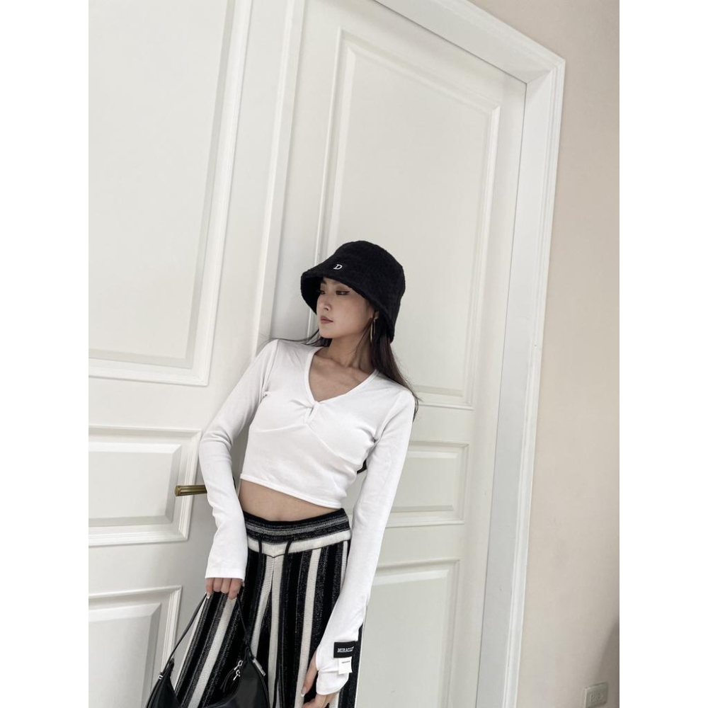 【DOE.FF】手袖標籤螺紋長｜現貨｜ 棉T 長袖上衣 V領上衣 韓國 韓版 歐美 辣妹上衣 短版上衣-細節圖3