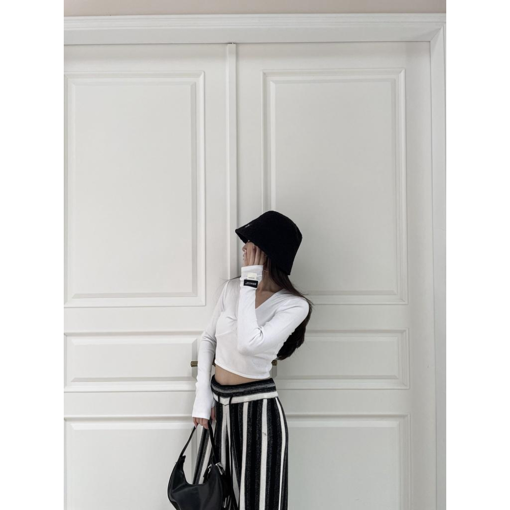 【DOE.FF】手袖標籤螺紋長｜現貨｜ 棉T 長袖上衣 V領上衣 韓國 韓版 歐美 辣妹上衣 短版上衣-細節圖5