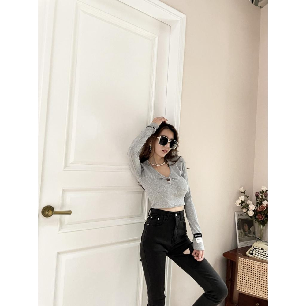 【DOE.FF】手袖標籤螺紋長｜現貨｜ 棉T 長袖上衣 V領上衣 韓國 韓版 歐美 辣妹上衣 短版上衣-細節圖7