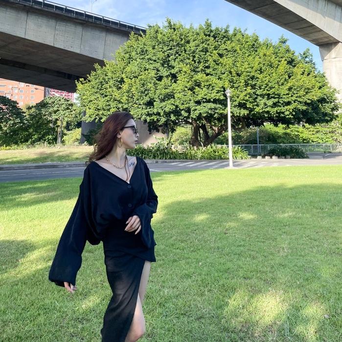 【DOE.FF】垂墜燈籠袖雪紡上衣 （現貨） Ｖ領上衣 上衣女 短版上衣 露肩上衣 寬鬆上衣 雪紡上衣 女裝 辣妹風-細節圖3