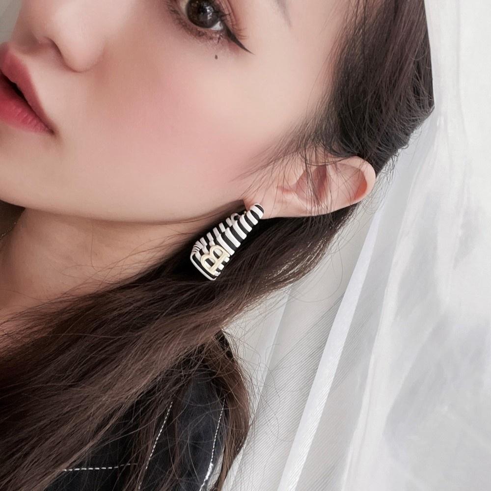 【DOE.FF】歐美質感B斑馬扣式耳環｜現貨｜ 飾品 項鍊 歐美 性感 個性 百搭 配件 戒指 銀飾 耳環-細節圖2