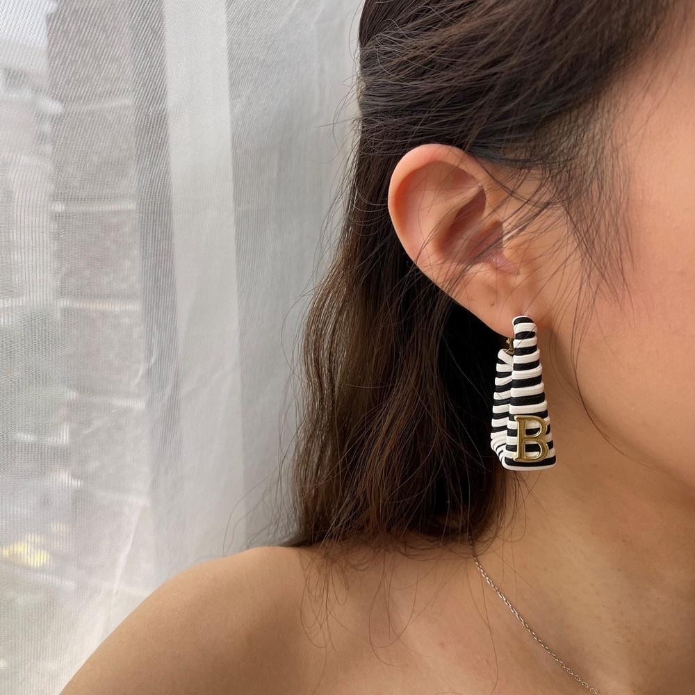 【DOE.FF】歐美質感B斑馬扣式耳環｜現貨｜ 飾品 項鍊 歐美 性感 個性 百搭 配件 戒指 銀飾 耳環-細節圖3
