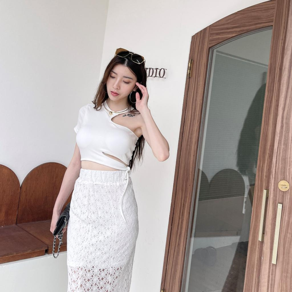 【DOE.FF】 單肩腰綁繩帶杯上衣 (現貨) 棉T 短袖上衣 BRATOP 杯墊上衣 辣妹上衣 露肩上衣 短版上衣-細節圖2