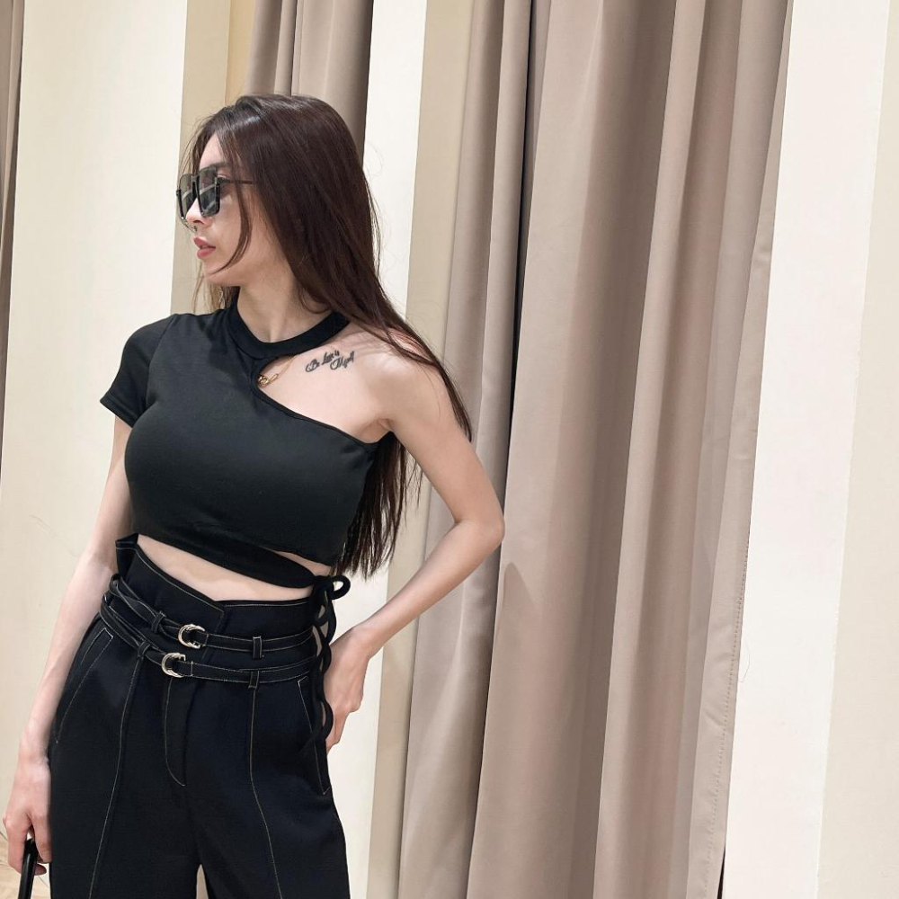 【DOE.FF】 單肩腰綁繩帶杯上衣 (現貨) 棉T 短袖上衣 BRATOP 杯墊上衣 辣妹上衣 露肩上衣 短版上衣-細節圖3