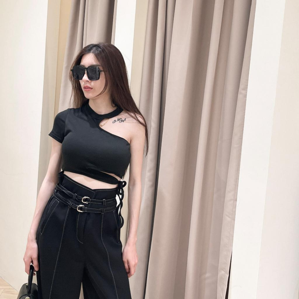 【DOE.FF】 單肩腰綁繩帶杯上衣 (現貨) 棉T 短袖上衣 BRATOP 杯墊上衣 辣妹上衣 露肩上衣 短版上衣-細節圖4