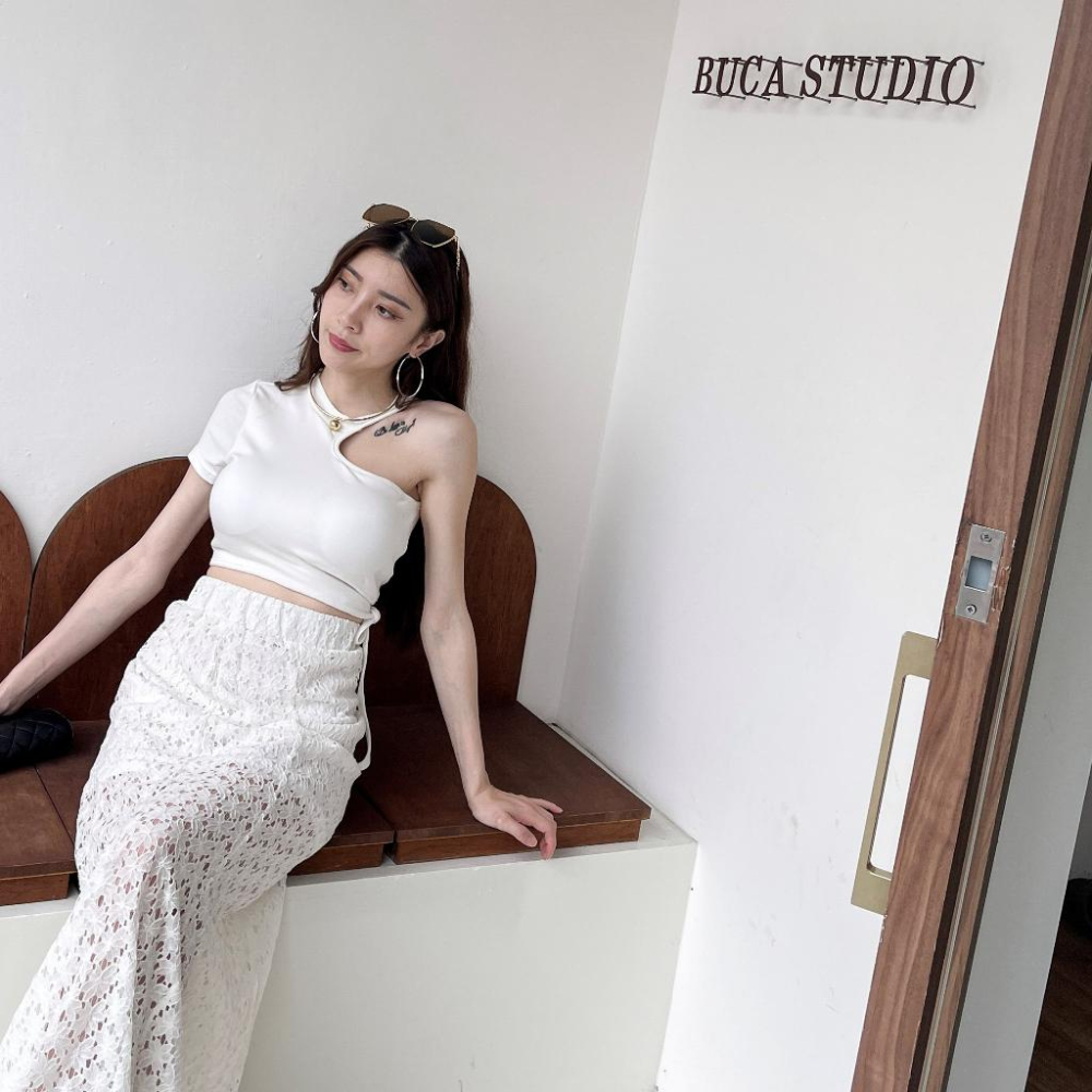 【DOE.FF】 單肩腰綁繩帶杯上衣 (現貨) 棉T 短袖上衣 BRATOP 杯墊上衣 辣妹上衣 露肩上衣 短版上衣-細節圖7