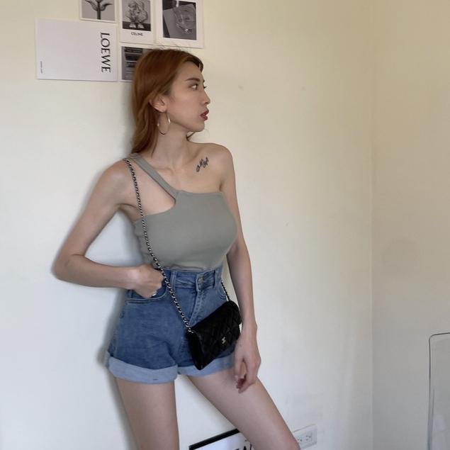 【DOE.FF自訂款】坑條杯墊背心 (現貨) bratop bra 背心女 一字領 一字領上衣 削肩背心 短版背心-細節圖4