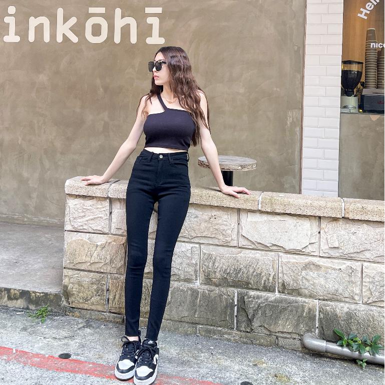 【DOE.FF自訂款】坑條杯墊背心 (現貨) bratop bra 背心女 一字領 一字領上衣 削肩背心 短版背心-細節圖5