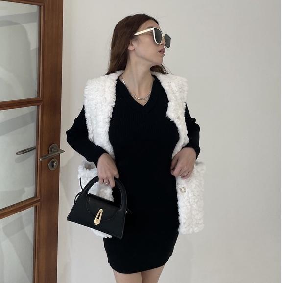 【DOE.FF】 V領坑條合身包臀短洋｜現貨｜ 連身短洋 連身裙 洋裝 針織洋裝-細節圖2