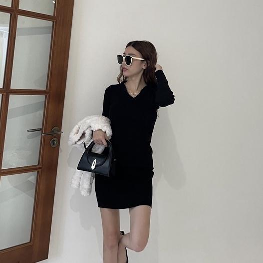 【DOE.FF】 V領坑條合身包臀短洋｜現貨｜ 連身短洋 連身裙 洋裝 針織洋裝-細節圖3