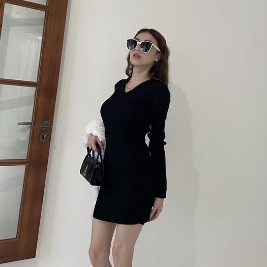 【DOE.FF】 V領坑條合身包臀短洋｜現貨｜ 連身短洋 連身裙 洋裝 針織洋裝-細節圖4