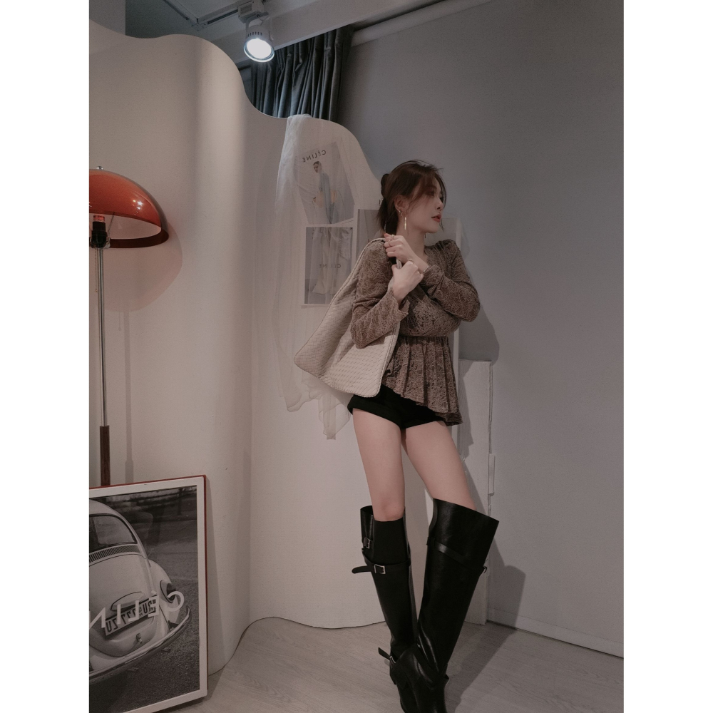 左左家#9527 絨花蕾絲斜擺上衣-細節圖4