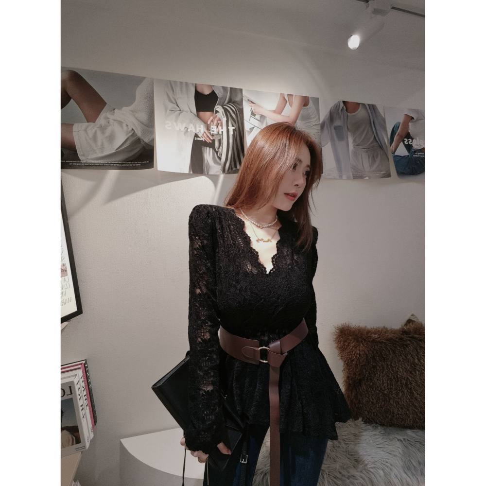 左左家#9527 絨花蕾絲斜擺上衣-細節圖5