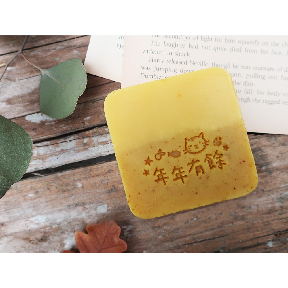 【皂章A71】年年有餘 (預購) 有喵有魚 年節皂章 壓克力章 手工皂章-細節圖2