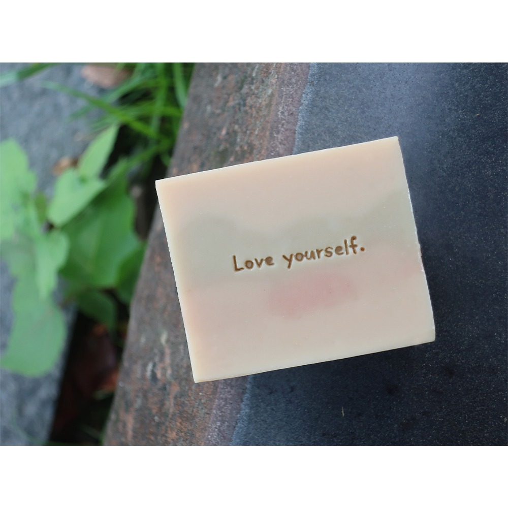 【皂章B54】愛自己 (預購) Love yourself. 英文字章 壓克力皂章-細節圖2
