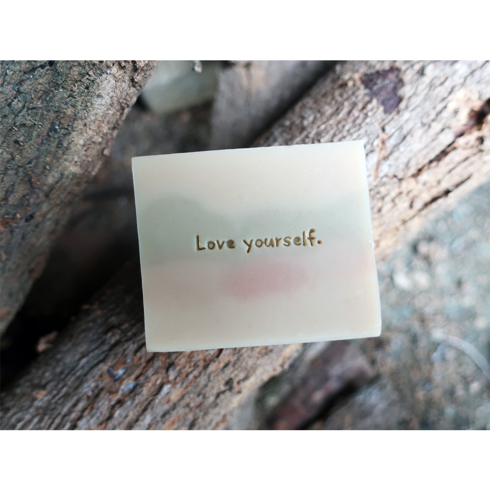 【皂章B54】愛自己 (預購) Love yourself. 英文字章 壓克力皂章-細節圖3