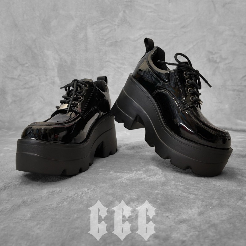 666 SHOP 「台灣現貨」35-40碼9.5cm歐美亮皮黑色白色厚底個性小眾厚底鞋增高鞋坡跟大碼鬆糕鞋-規格圖5