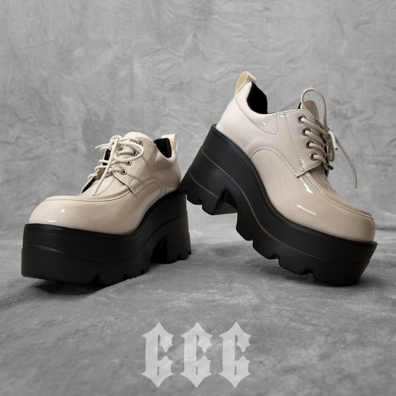 666 SHOP 「台灣現貨」35-40碼9.5cm歐美亮皮黑色白色厚底個性小眾厚底鞋增高鞋坡跟大碼鬆糕鞋-規格圖5