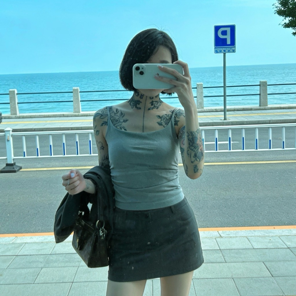 666 SHOP「台灣現貨」自帶胸墊基本款百搭純欲甜辣褶皺顯瘦吊帶背心女內搭外穿設計感修身美背裹胸可調整肩帶-細節圖6