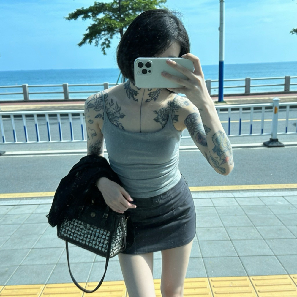 666 SHOP「台灣現貨」自帶胸墊基本款百搭純欲甜辣褶皺顯瘦吊帶背心女內搭外穿設計感修身美背裹胸可調整肩帶-細節圖7