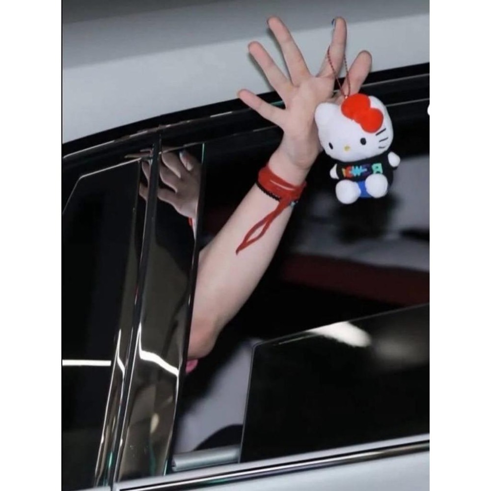 日本凱蒂貓吊飾穿power衣  GD同款凱蒂貓吊飾 坐姿凱蒂貓 現貨🔥 Jisoo同款凱蒂貓愛心扣吊飾 日本代購-細節圖6