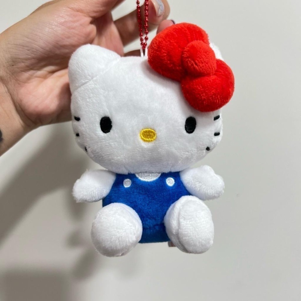 日本凱蒂貓吊飾穿power衣  GD同款凱蒂貓吊飾 坐姿凱蒂貓 現貨🔥 Jisoo同款凱蒂貓愛心扣吊飾 日本代購-細節圖2