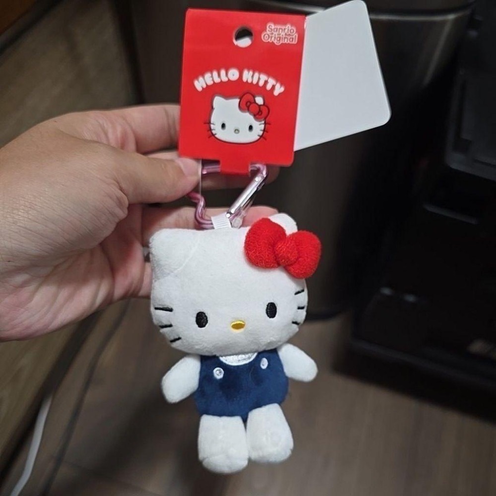 日本凱蒂貓吊飾穿power衣  GD同款凱蒂貓吊飾 坐姿凱蒂貓 現貨🔥 Jisoo同款凱蒂貓愛心扣吊飾 日本代購-細節圖3