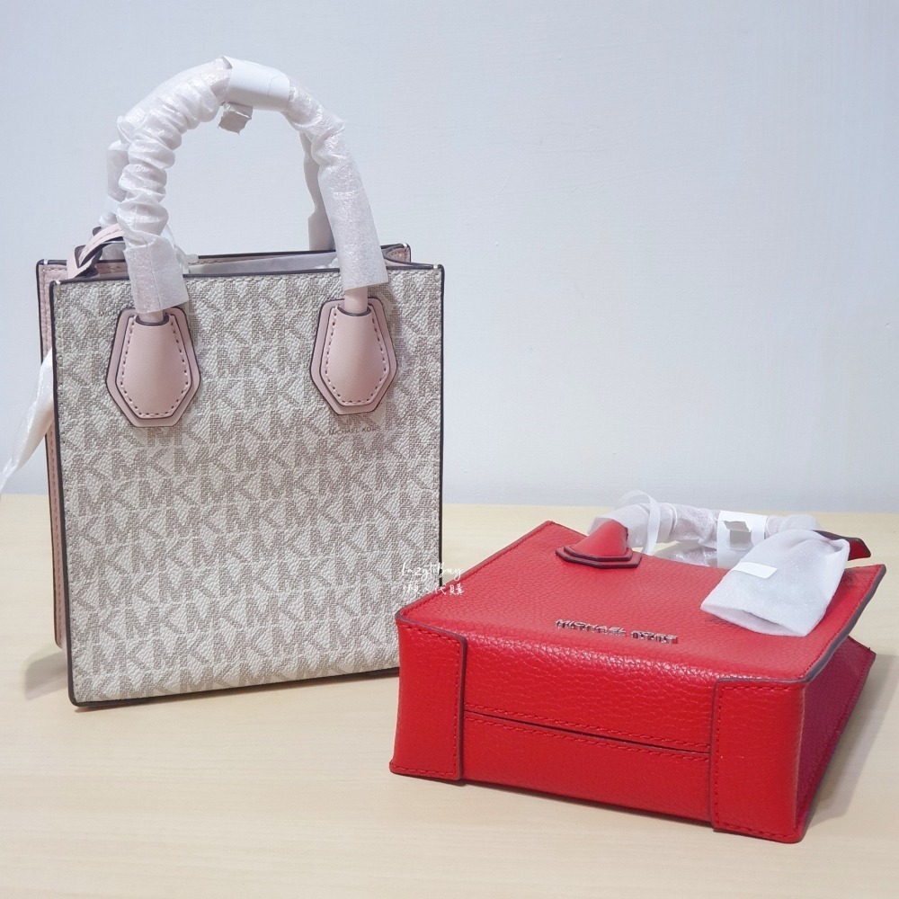 【現貨】Michael Kors 迷你琴譜包 Mercer 浮雕LOGO 全新 MK 小方包 斜背包 手提包 肩背包-細節圖2