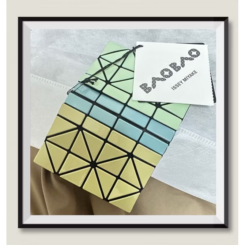日本🇯🇵 三宅一生 ISSEY MIYAKE Bao Bao 全新品 3x4 幾何 方格 卡夾(淺綠x藍綠/亮面)-細節圖4