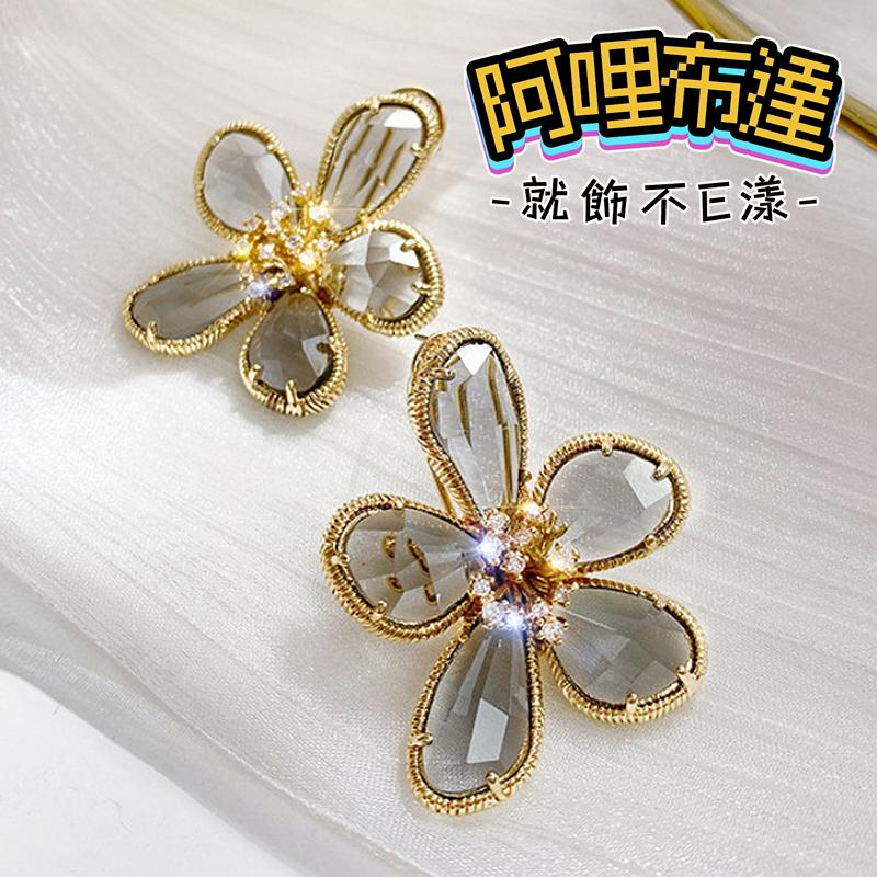 【阿哩布達】👉【耳針耳夾】台灣現貨 快速出貨 925銀耳針 歐美誇張立體水晶花朵耳針 兩色可選 外拍 新娘秘書 新娘飾品-細節圖2