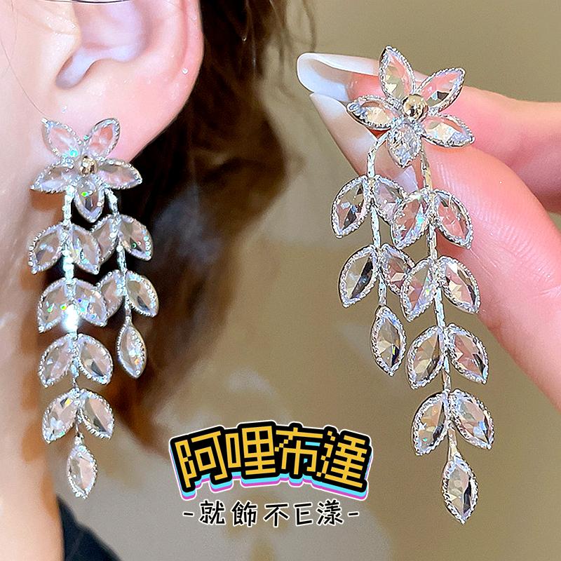 【阿哩布達】👉【耳針耳夾】台灣現貨 快速出貨 精緻透明水晶花朵流蘇耳針 螺旋耳夾 三角耳夾 蚊香盤 新娘秘書 新娘飾品-細節圖2