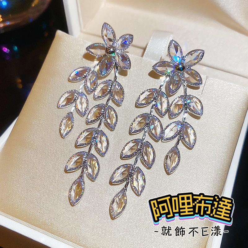 【阿哩布達】👉【耳針耳夾】台灣現貨 快速出貨 精緻透明水晶花朵流蘇耳針 螺旋耳夾 三角耳夾 蚊香盤 新娘秘書 新娘飾品-細節圖4