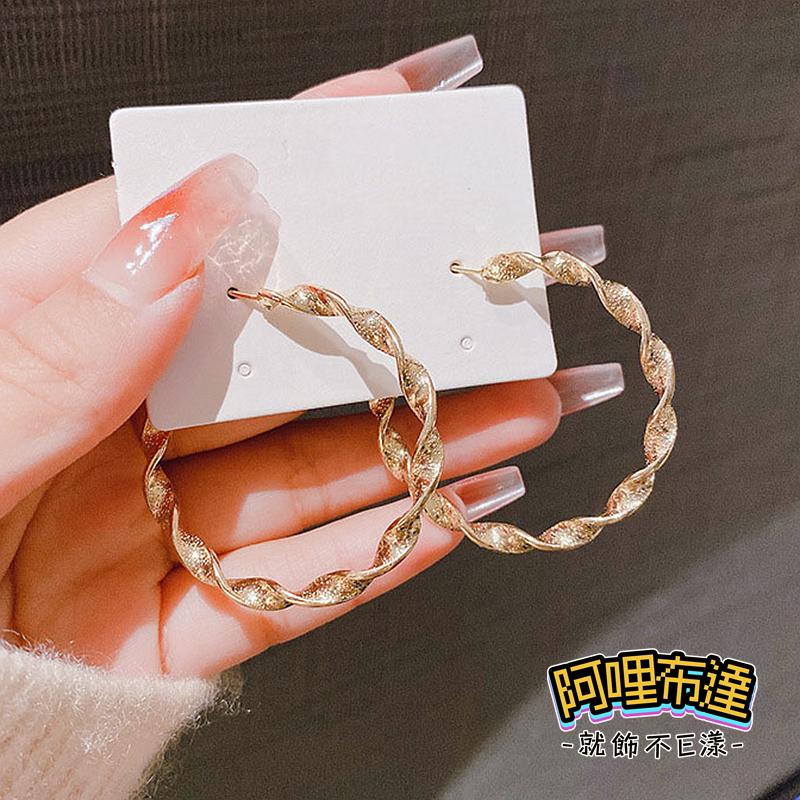 【阿哩布達】👉【耳環】台灣現貨 快速出貨 銀耳針 簡單霧面波浪圈圈C型耳針 螺旋耳夾 三角耳夾 新娘秘書 新娘飾品-細節圖4