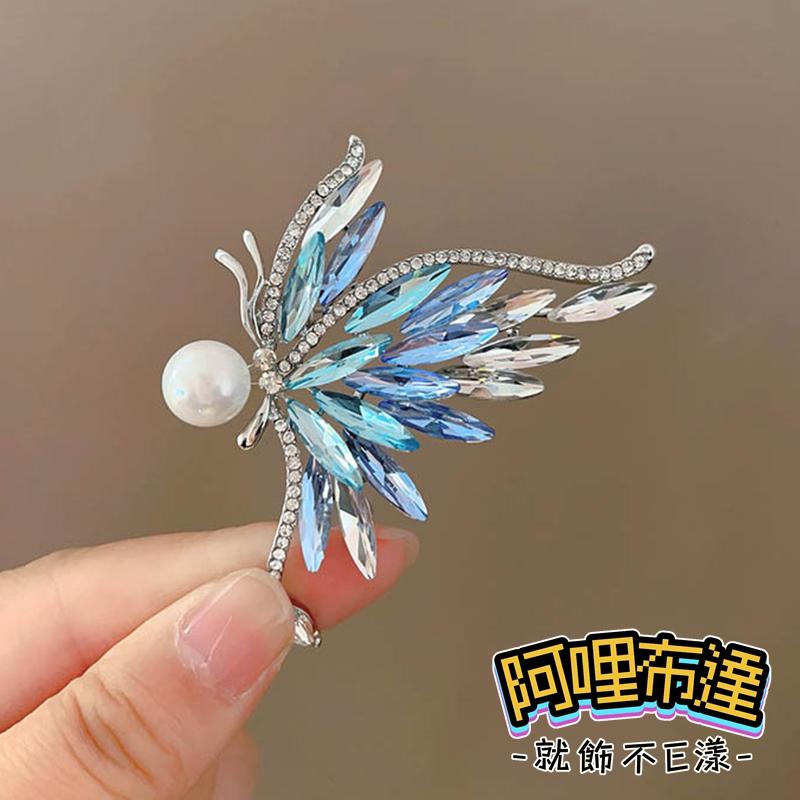 【阿哩布達】👉【胸針】台灣現貨 快速出貨BR22 奢華時尚 藍色水晶蝴蝶珍珠水鑽別針 胸針 GD 新娘飾品 新娘秘書-細節圖2