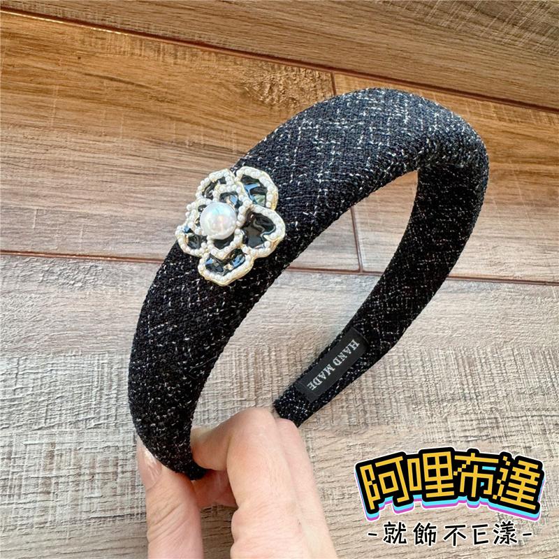 【阿哩布達】👉【髮飾】台灣現貨 快速出貨K18 美麗新娘 高雅小香風山茶花寬版髮箍 頭飾 黑白兩色可選 新秘 新娘飾品-細節圖2