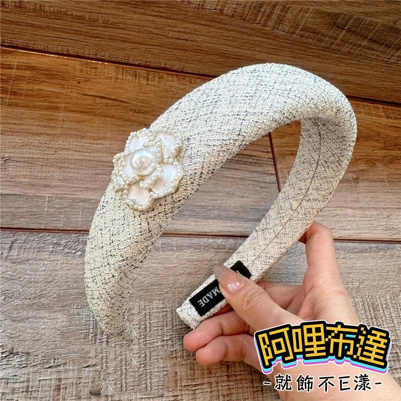 【阿哩布達】👉【髮飾】台灣現貨 快速出貨K18 美麗新娘 高雅小香風山茶花寬版髮箍 頭飾 黑白兩色可選 新秘 新娘飾品-細節圖3