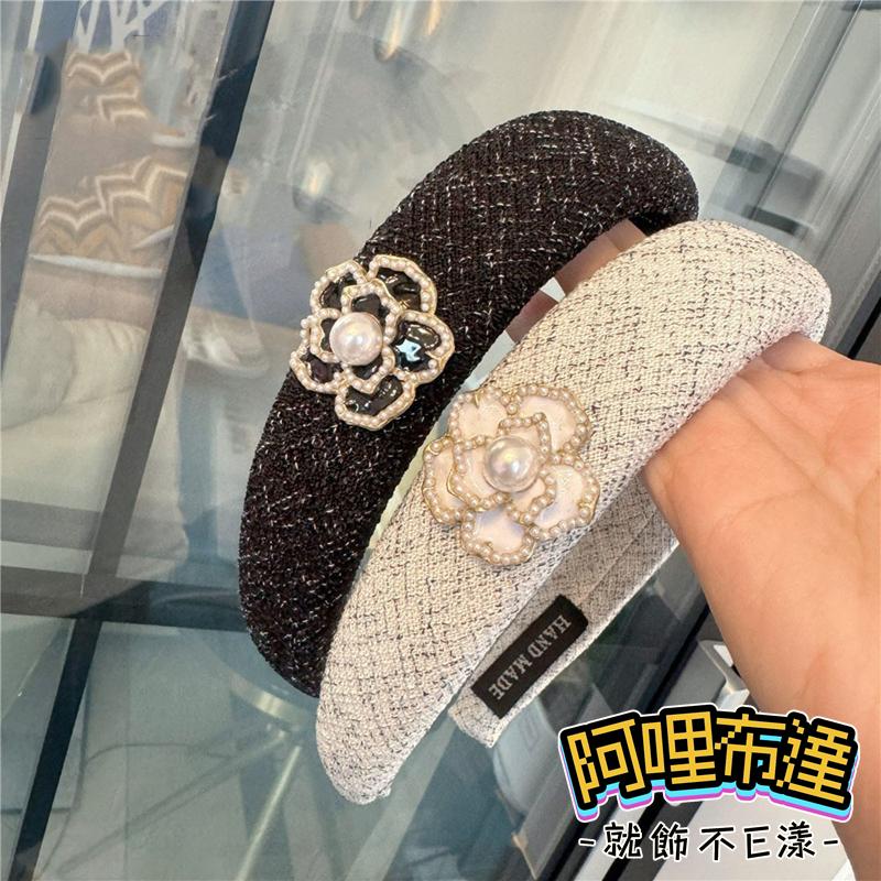 【阿哩布達】👉【髮飾】台灣現貨 快速出貨K18 美麗新娘 高雅小香風山茶花寬版髮箍 頭飾 黑白兩色可選 新秘 新娘飾品-細節圖4