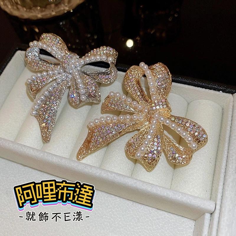 【阿哩布達】👉【胸針】台灣現貨 快速出貨BR11 水鑽珍珠立體蝴蝶結別針 胸針 徽章 兩色可選 GD 新娘飾品 新娘秘書-細節圖2