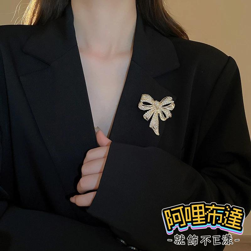【阿哩布達】👉【胸針】台灣現貨 快速出貨BR11 水鑽珍珠立體蝴蝶結別針 胸針 徽章 兩色可選 GD 新娘飾品 新娘秘書-細節圖3