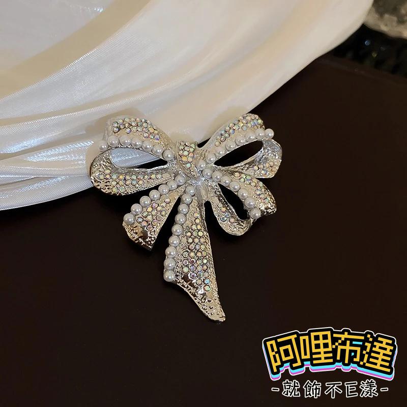 【阿哩布達】👉【胸針】台灣現貨 快速出貨BR11 水鑽珍珠立體蝴蝶結別針 胸針 徽章 兩色可選 GD 新娘飾品 新娘秘書-細節圖5