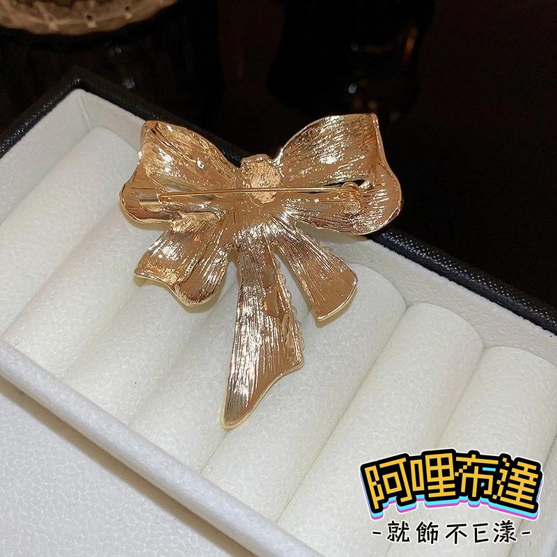 【阿哩布達】👉【胸針】台灣現貨 快速出貨BR11 水鑽珍珠立體蝴蝶結別針 胸針 徽章 兩色可選 GD 新娘飾品 新娘秘書-細節圖7