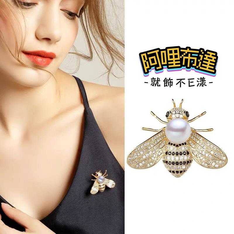 【阿哩布達】👉【胸針】台灣現貨 快速出貨BR27 可愛俏皮 滿鑽金蜜蜂珍珠別針 胸針 徽章 GD 新娘飾品 新娘秘書-細節圖2