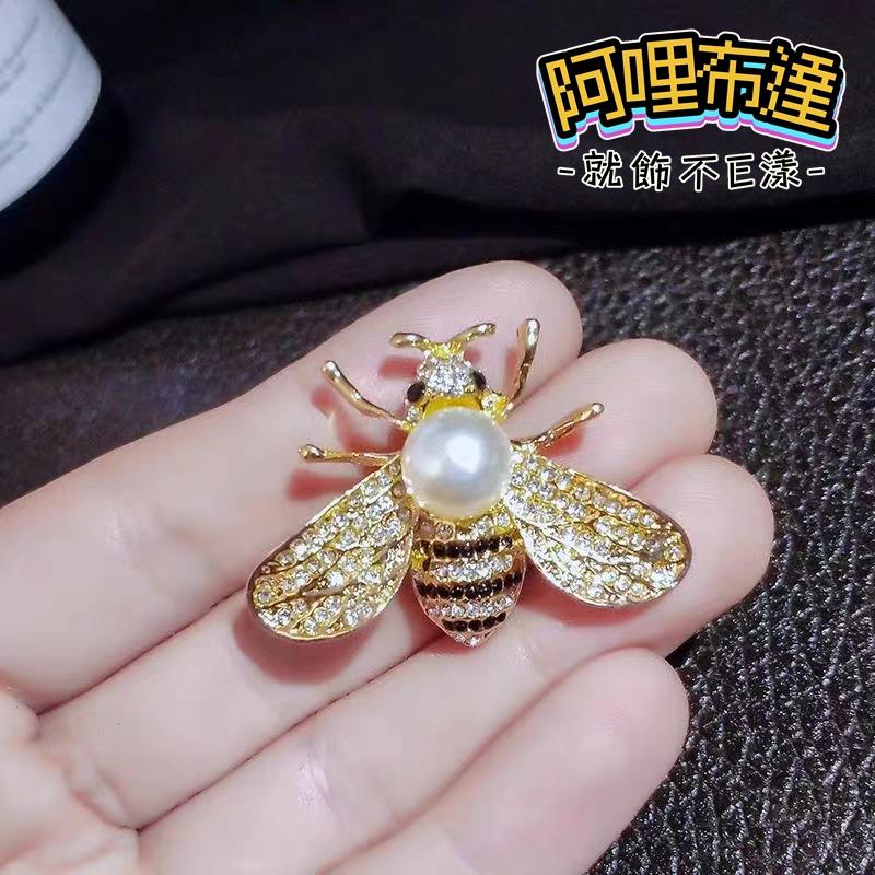【阿哩布達】👉【胸針】台灣現貨 快速出貨BR27 可愛俏皮 滿鑽金蜜蜂珍珠別針 胸針 徽章 GD 新娘飾品 新娘秘書-細節圖4