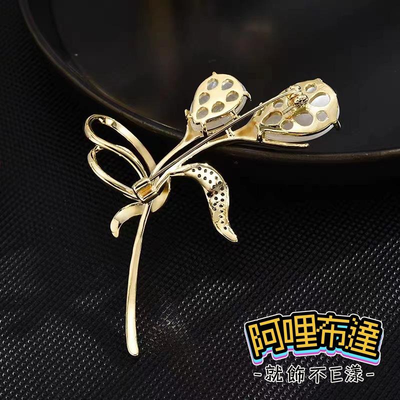 【阿哩布達】👉【胸針】台灣現貨 快速出貨BR16 高貴典雅 水晶鬱金香花朵鑲鑽別針 胸針 GD 兩色可選 新娘飾品 新秘-細節圖4