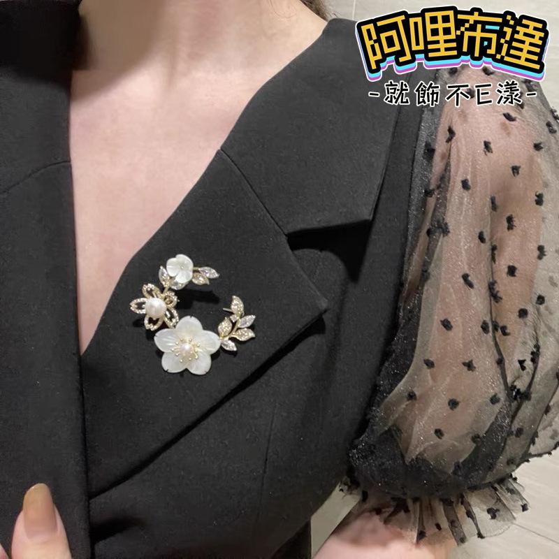 【阿哩布達】👉【胸針】台灣現貨 快速出貨BR17 純潔高尚 珍珠山茶花花朵水鑽別針 胸針 徽章 GD 新娘飾品 新娘秘書-細節圖2