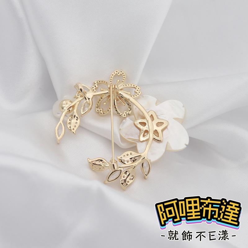 【阿哩布達】👉【胸針】台灣現貨 快速出貨BR17 純潔高尚 珍珠山茶花花朵水鑽別針 胸針 徽章 GD 新娘飾品 新娘秘書-細節圖3