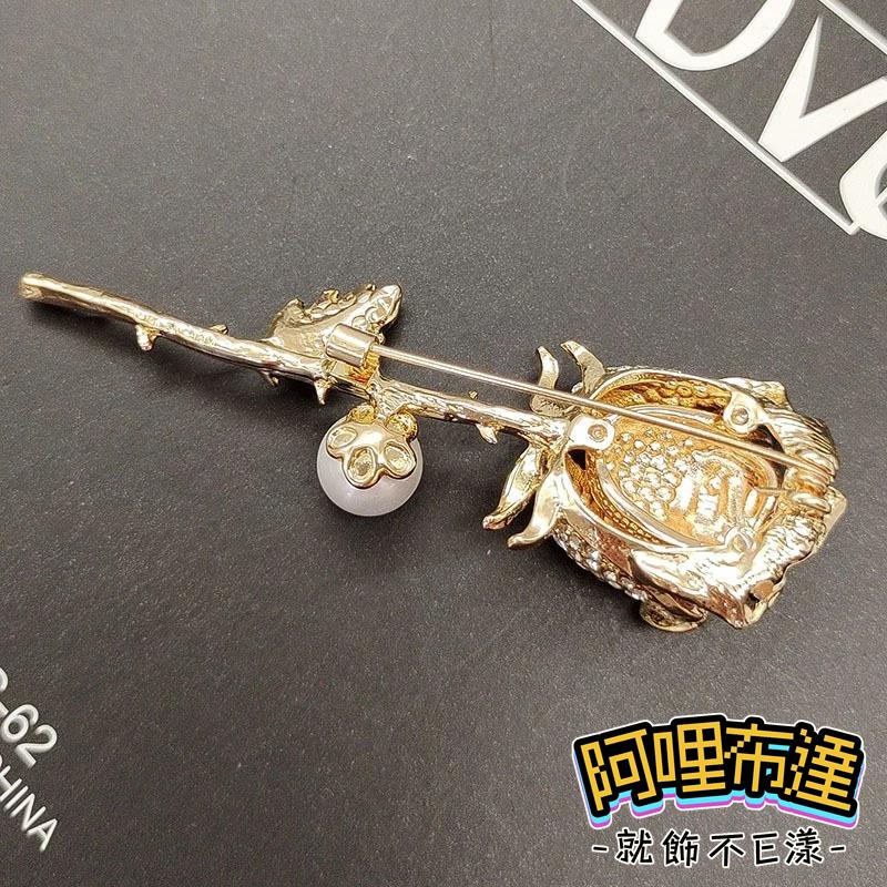 【阿哩布達】👉【胸針】台灣現貨 快速出貨BR07 時尚精緻 立體水鑽玫瑰花珍珠別針 胸針 徽章 兩色可選 新娘飾品 GD-細節圖4