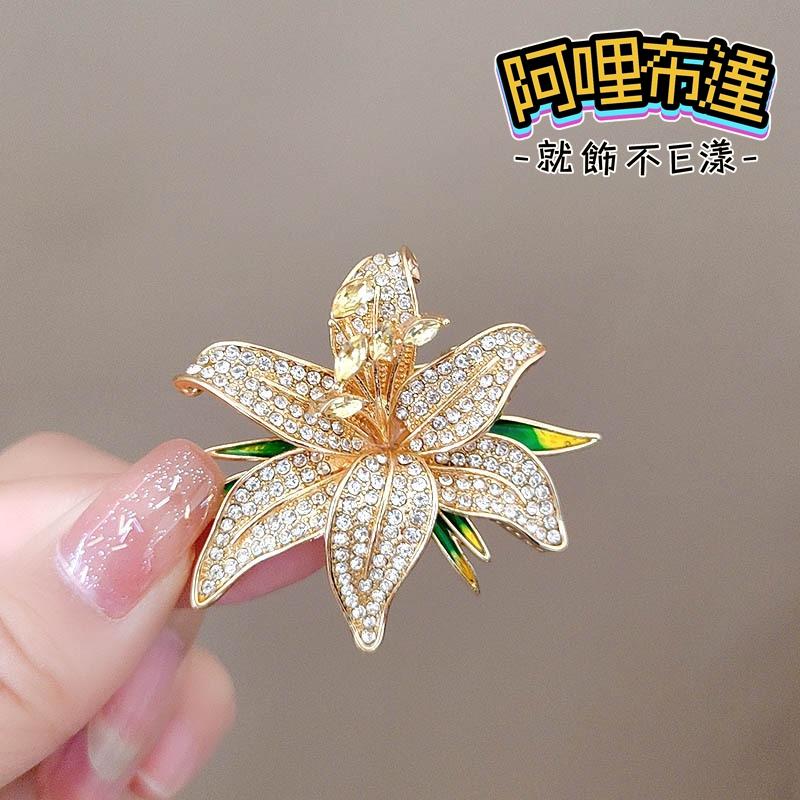 【阿哩布達】👉【胸針】台灣現貨 快速出貨BR21 百年好合 滿鑽精緻百合花朵別針 胸針 徽章 GD 新娘飾品 新娘秘書-細節圖2